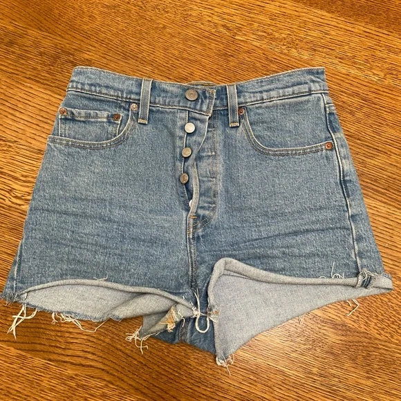 Levi’s Ribcage Denim Shorts - Picture 2 of 8